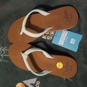 NWT Reef Cushion Flip Flop